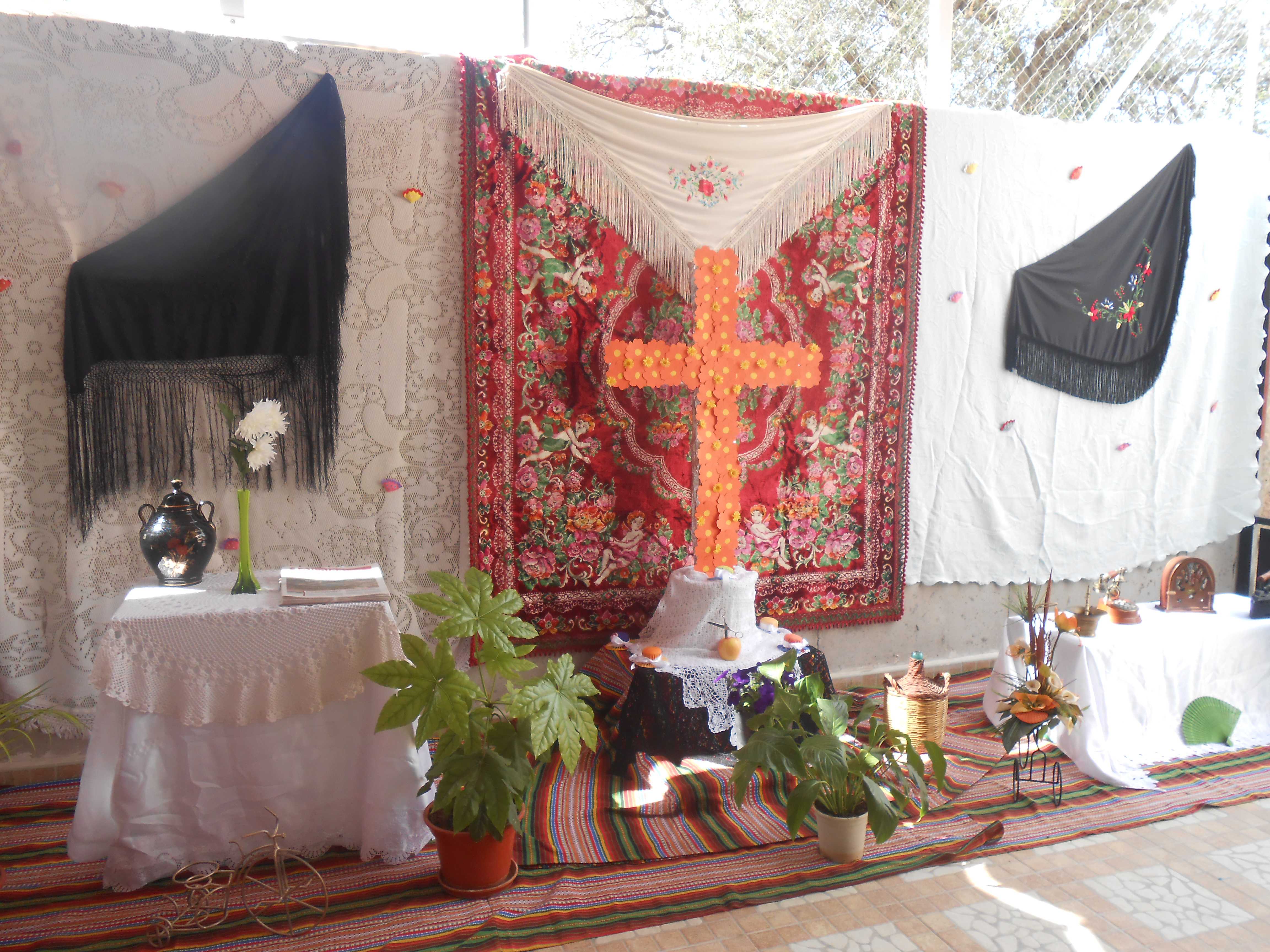 Cruces de Mayo 2015: Cruz de la Asociación de Mayores, Mujeres y Comisión Cultural Santa Rosa